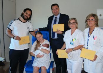 Bebés que llegan con una noche de parador debajo del brazo