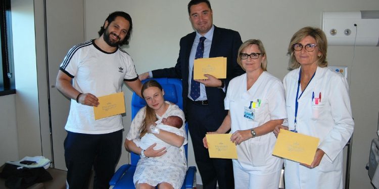 Bebés que llegan con una noche de parador debajo del brazo