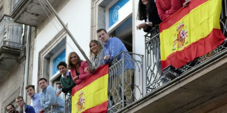 El PP de Vigo atiende con entusiasmo la llamada de Pablo Casado y saca las banderas al balcón