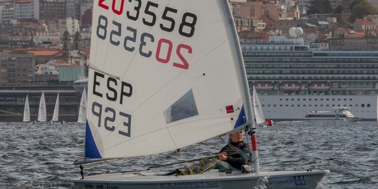 Mónica Azón gana el Europeo de Láser Máster en Vigo