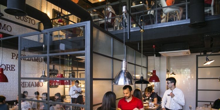Un restaurante de Vigo celebra su apertura invitando a los 150 primeros en llegar