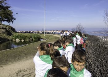 Preto de 1.300 escolares de Vigo ‘abrazan o monte’