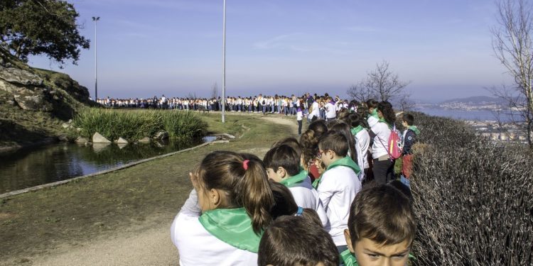 Preto de 1.300 escolares de Vigo ‘abrazan o monte’