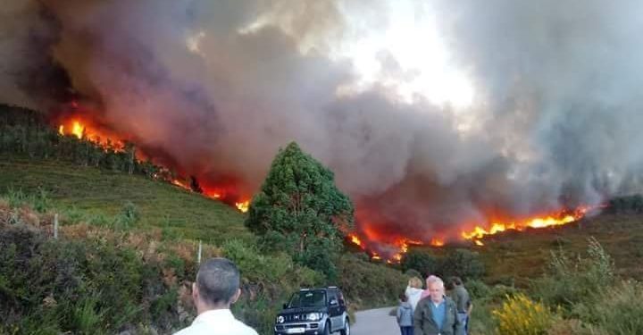 Estabilizado el incendio de Mondariz, que ya ha quemado 150 hectáreas