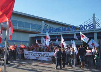 O persoal do sector dos conxelados, que estuda ir á folga, protesta en Conxemar