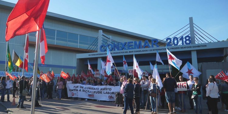 O persoal do sector dos conxelados, que estuda ir á folga, protesta en Conxemar
