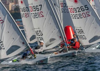 El catalán Jordi Capella ya es líder del Europeo de Láser Máster en Vigo