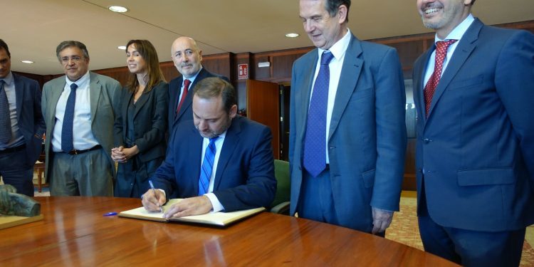Fomento no compromete una fecha para eliminar el peaje a Redondela