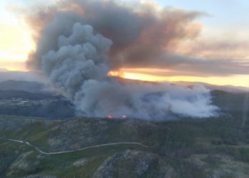 El fuego arrasa Mondariz y el humo cubre el cielo de toda la comarca de Vigo