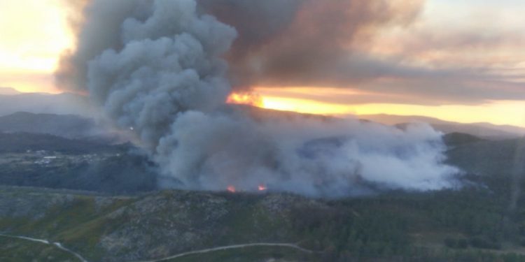 El fuego arrasa Mondariz y el humo cubre el cielo de toda la comarca de Vigo
