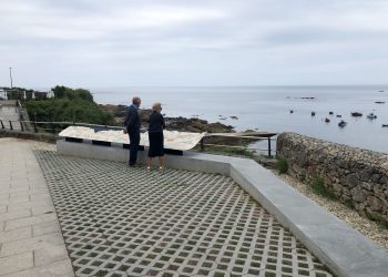 Oia estrea sinalización turística da contorna do Mosteiro e o barrio histórico