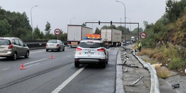 Retenciones de hasta dos kilómetros en la AP-9 tras hacer la tijera un camión