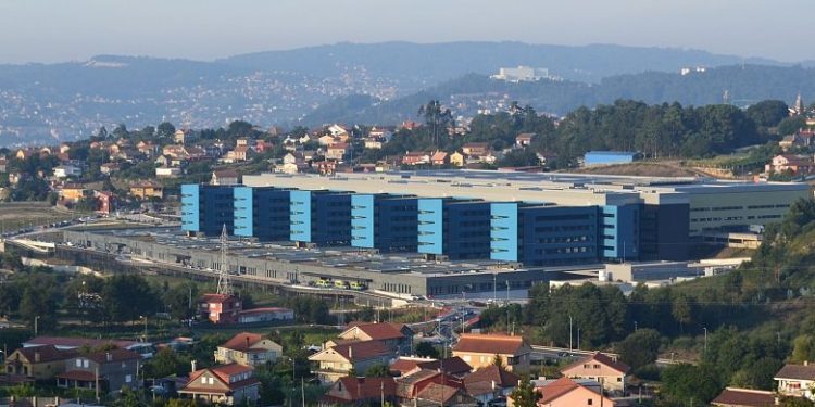 Rescatan a una mujer que cayó por un desnivel de cuatro metros al río Lagares