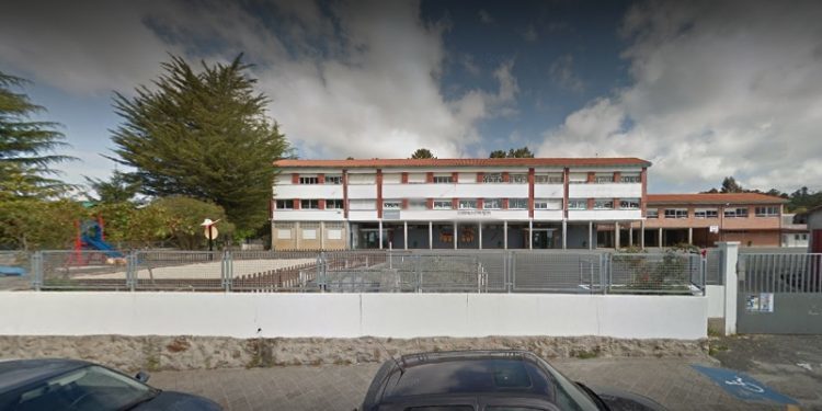 Desalojan las clases de un colegio en A Cañiza por un incendio