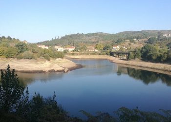 Caballero exige que se reduzca el caudal de agua que se envía de Eiras al Oitavén