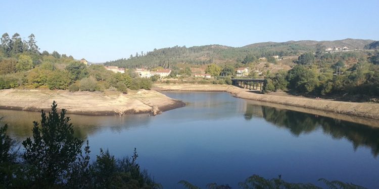 Caballero exige que se reduzca el caudal de agua que se envía de Eiras al Oitavén