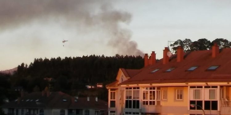 Sofocan un incendio forestal en A Ramallosa