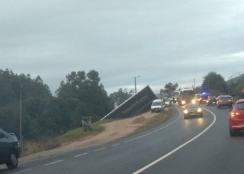Un camión cae por un desnivel en Mos por una mancha de aceite en la calzada