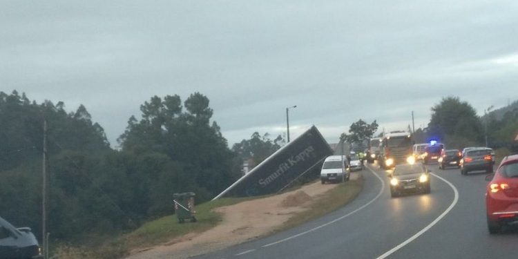 Un camión cae por un desnivel en Mos por una mancha de aceite en la calzada