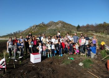 Reforestación en familia en Chandebrito