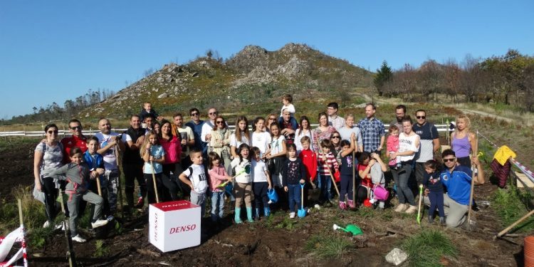 Reforestación en familia en Chandebrito