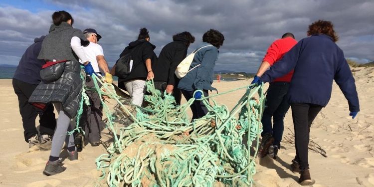 Adega Vigo súmase á Limpeza Simultánea de Praias actuando en Alcabre