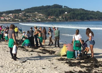 Medio centenar de voluntarios limparon este sábado a praia de Patos