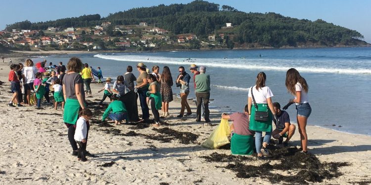 Medio centenar de voluntarios limparon este sábado a praia de Patos