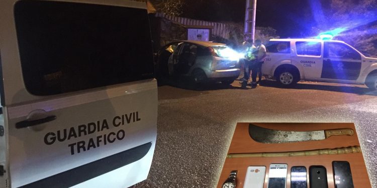 Interceptan en Ponteareas a un conductor ebrio y drogado que circulaba con un machete y sin carné, seguro ni ITV