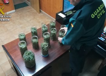 Detienen en Tomiño a dos jóvenes de O Rosal al cazarlos con 13 tarros de marihuana
