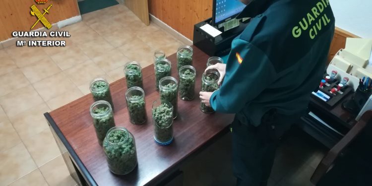 Detienen en Tomiño a dos jóvenes de O Rosal al cazarlos con 13 tarros de marihuana