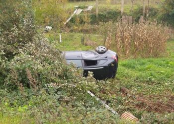 Evacuado al hospital tras volcar y salirse de la carretera en Redondela