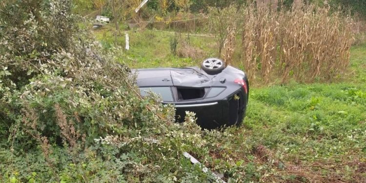 Evacuado al hospital tras volcar y salirse de la carretera en Redondela