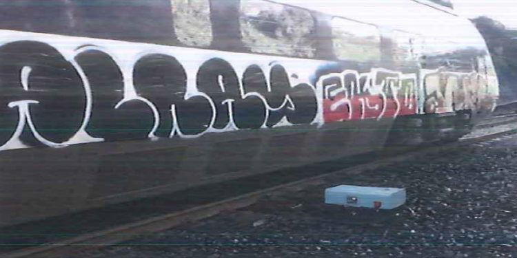 Sorprenden a tres jóvenes haciendo grafitis en trenes de Renfe