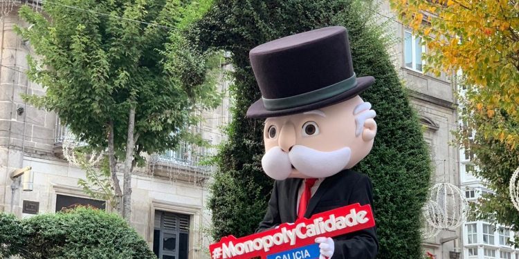 Mr. Monopoly cruzó la ría y conoció a Dinoseto