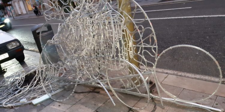 Vientos de 92 km/h causan destrozos en el alumbrado navideño de Vigo