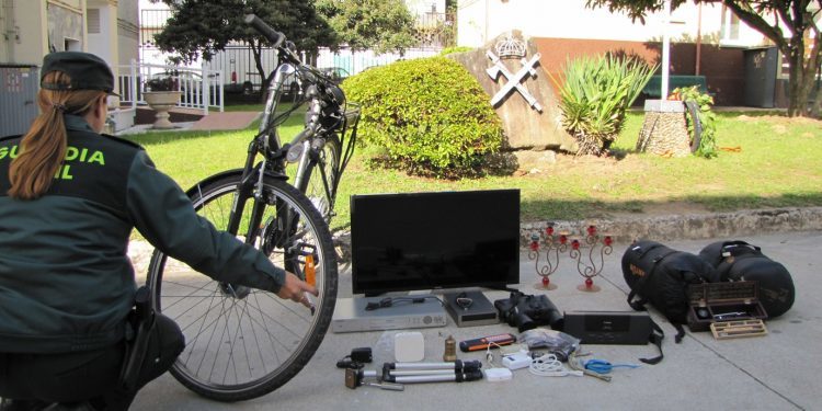 Hallan en tiendas de Vigo objetos robados por un hombre de Mondariz a un vecino