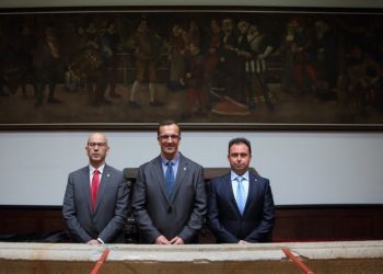 El alcalde de Baiona justifica la salida de una concejala por “beneficiar a su hermana” en el Concello