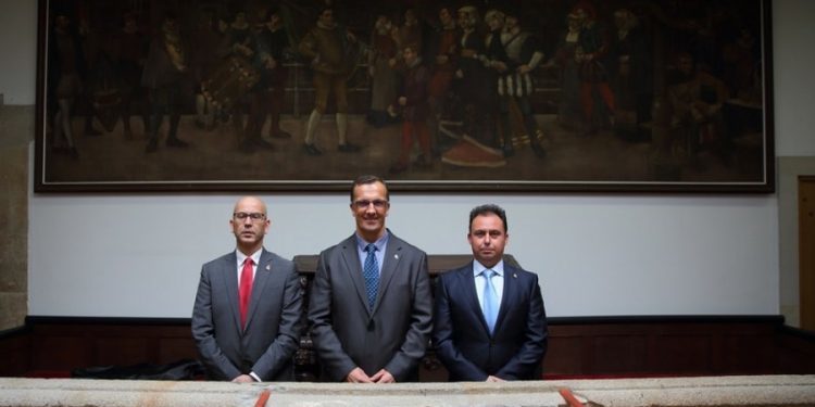 El alcalde de Baiona justifica la salida de una concejala por “beneficiar a su hermana” en el Concello