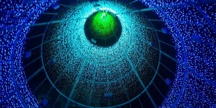 Adéntrate en el árbol de Navidad de Vigo y su juego de luces y música