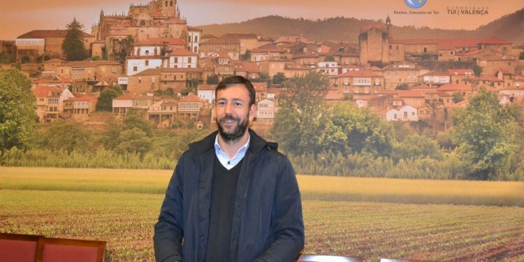O alcalde de Tui asegura que estivo mal asesorado e que non tiña intención de desobedecer