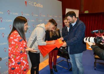 Medio milleiro de rapaces mosenses danlle unha grata sorpresa a Brais Méndez