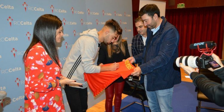 Medio milleiro de rapaces mosenses danlle unha grata sorpresa a Brais Méndez