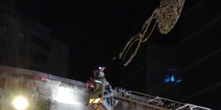 El temporal obliga a los bomberos a actuar sobre el alumbrado navideño