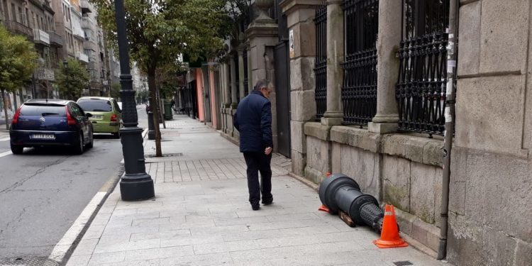 Cuatro jóvenes salen ilesos tras empotrarse contra una farola en Vigo y derribarla