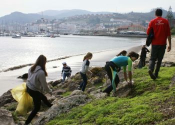 Niños de Baiona descubren el impacto de los microplásticos en el medio marino