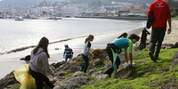Niños de Baiona descubren el impacto de los microplásticos en el medio marino
