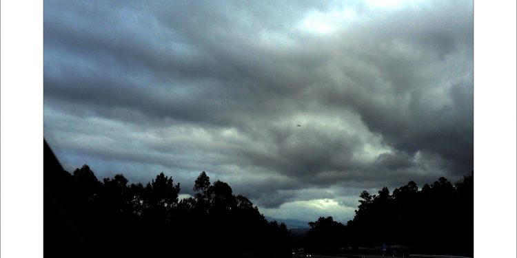Un avión en la tormenta