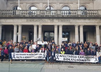 Vecinos de Paramos exigen ante la Subdelegación «un desescombro inmediato»