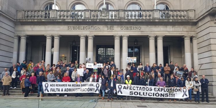 Vecinos de Paramos exigen ante la Subdelegación «un desescombro inmediato»
